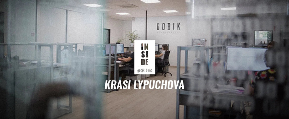 Cabecera inside gobik band con el nombre de la protagonista, tras las puertas de cristal se pueden ver las oficinas de Gobik.