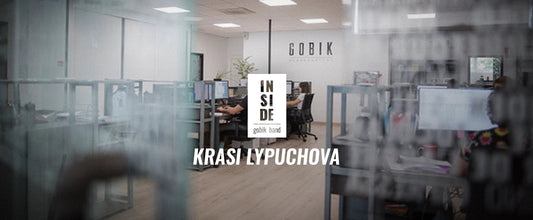 Cabecera inside gobik band con el nombre de la protagonista, tras las puertas de cristal se pueden ver las oficinas de Gobik.