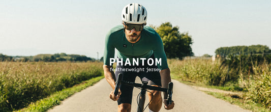 Ciclista rodando en carretera con maillot Phantom hedge de la colección Unity.