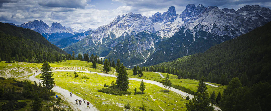 Vista de los Dolomitas con ciclistas a su paso por sus famosas sendas.