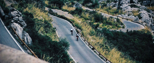 Carreteras serpenteantes típicas de la subida a Sa Calobra en bicicleta.