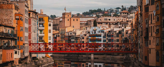 Instantánea de una de las vistas más características de Girona, capital europea de la bicicleta.