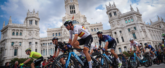 Pelotón de La Vuelta 2023 a su paso por Madrid en la etapa final.