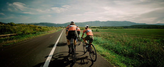 Grupeta Marisa Cycling durante una salida con su custom works de Gobik.