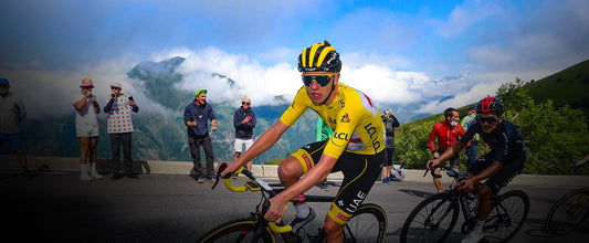 Tadej Pogačar en el Tour de francia 2021, con Gobik vestido de amarillo