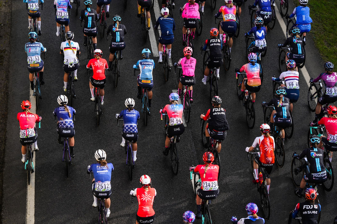 El pelotón femenino al inicio de una de las clásicas, con presencia de los maillots de Movistar Team y FDJ Suez de Gobik. 