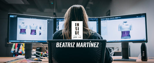 Cabecera Inside Gobik Band de Beatriz Martínez, trabajando sentada de espaldas a la cámara, en su monitor se ve uno de sus diseños custom. 