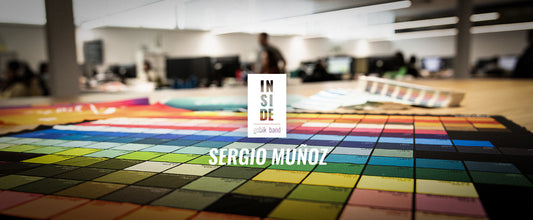 Banner "Inside Gobik - Sergio Muñoz" sobre una de las mantas de color en el estudio de diseño de Custom Works