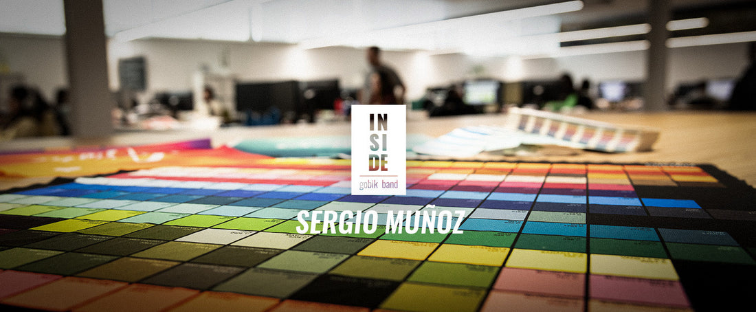 Banner "Inside Gobik - Sergio Muñoz" sobre una de las mantas de color en el estudio de diseño de Custom Works