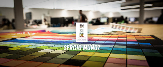 Banner "Inside Gobik - Sergio Muñoz" sobre una de las mantas de color en el estudio de diseño de Custom Works