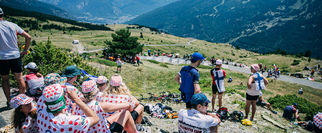 Fans esperando a la carrera en uno de los míticos recorridos del Tour de Francia